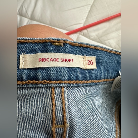 Levi size 26 rib cage shorts. Excellent condition. High rise. Button closure - Picture 2 of 8